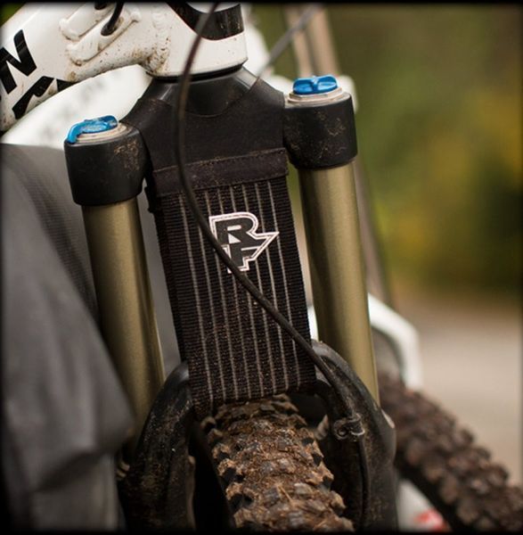 Защита от грязи на вилку RaceFace MUD CRUTCH BLACK M FA413003 фото