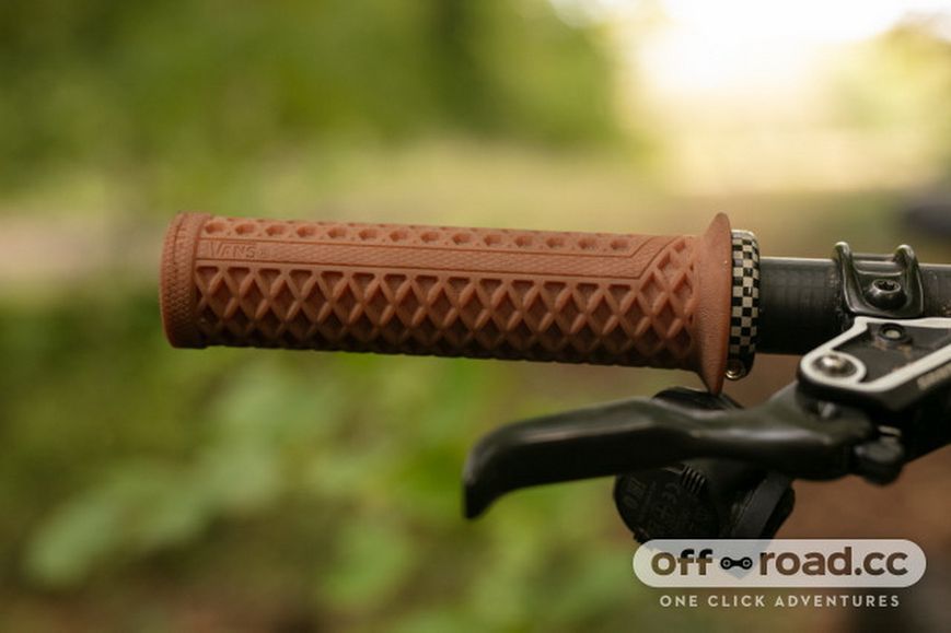 Грипси ODI Vans v2.1 Lock-On MTB Closed End 135mm Black Checker D33VNB-B фото